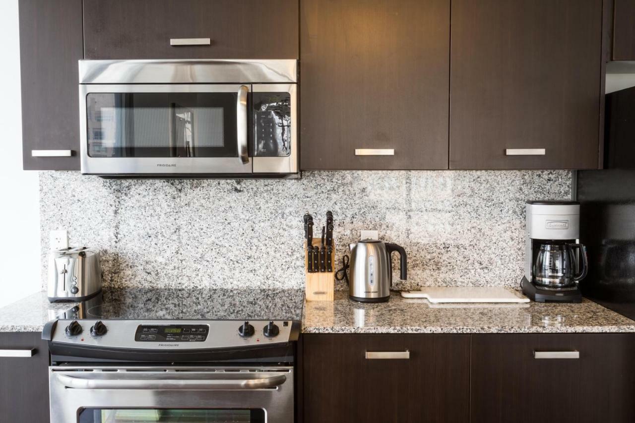Altitude Suites Bay Street - Holiday Bonus - Free Parking Toronto Exteriör bild