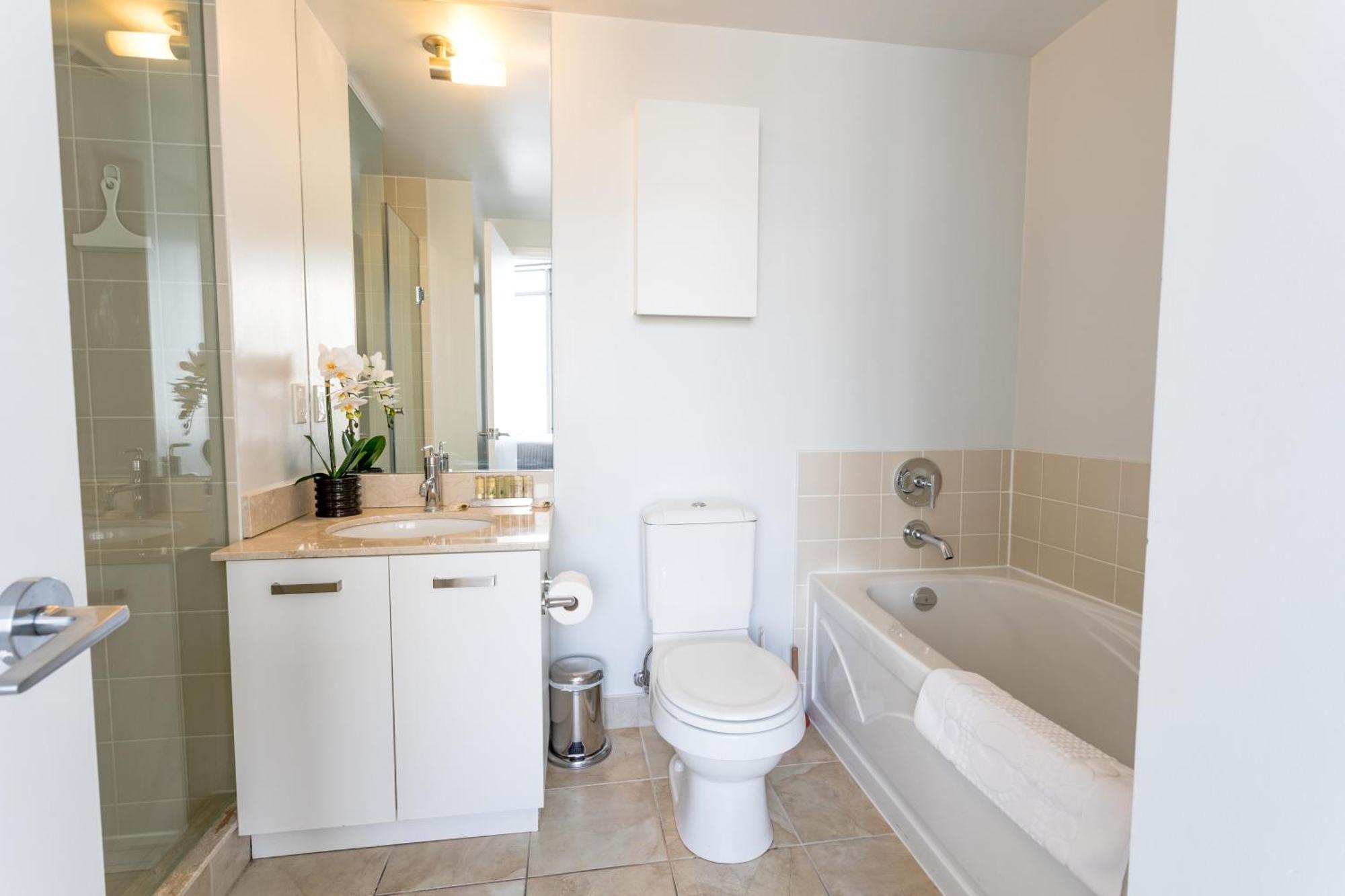 Altitude Suites Bay Street - Holiday Bonus - Free Parking Toronto Exteriör bild